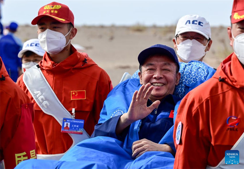 Astronautas da Shenzhou-15 da China retornam em segurança