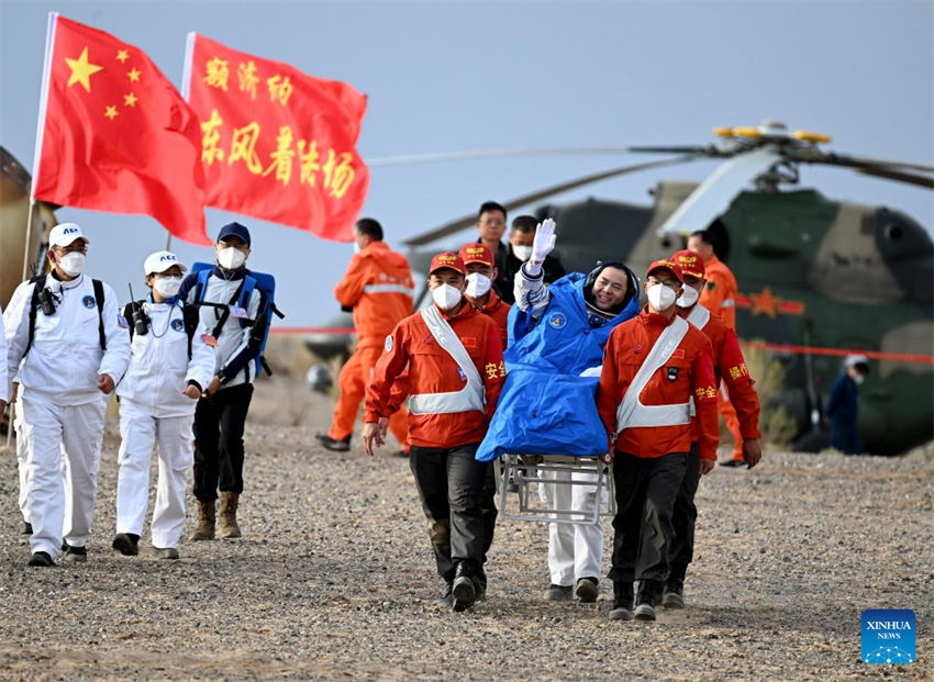 Astronautas da Shenzhou-15 da China retornam em segurança