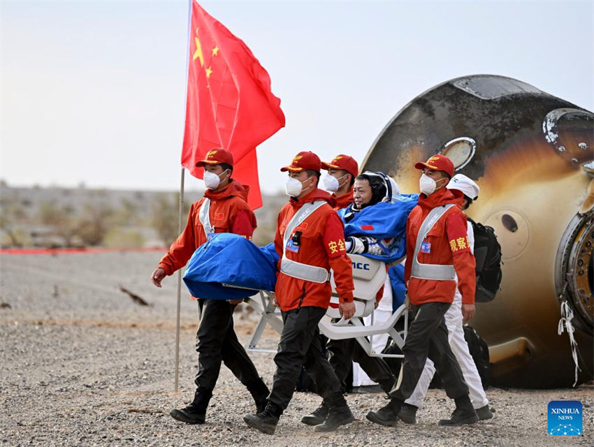 Astronautas da Shenzhou-15 da China retornam em segurança