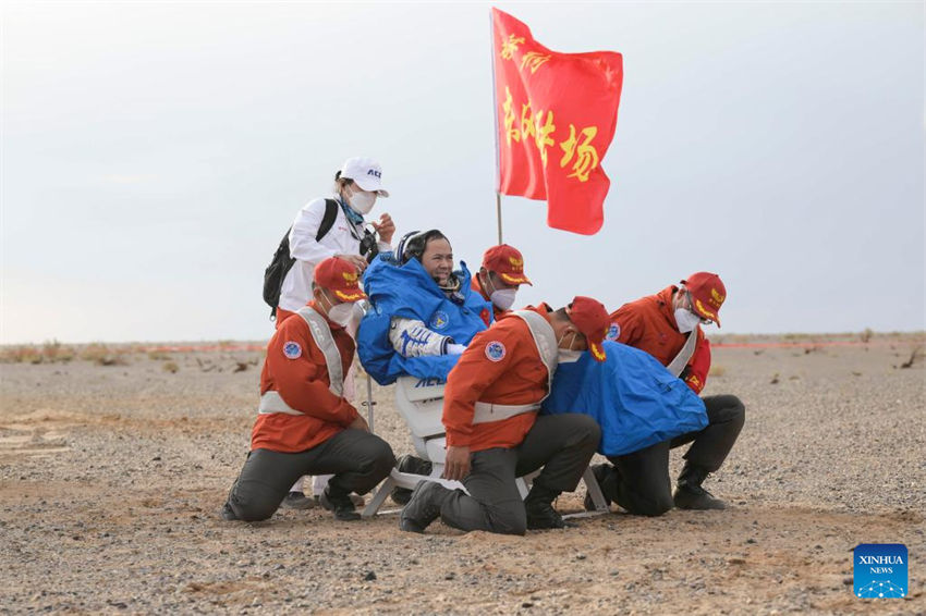 Astronautas da Shenzhou-15 da China retornam em segurança