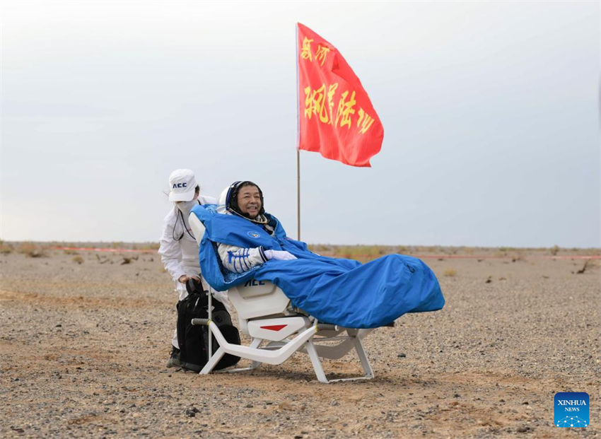 Astronautas da Shenzhou-15 da China retornam em segurança