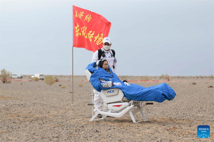 Astronautas da Shenzhou-15 da China retornam em segurança