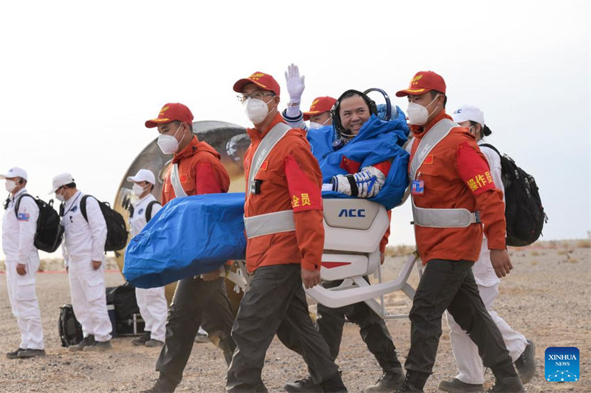 Astronautas da Shenzhou-15 da China retornam em segurança