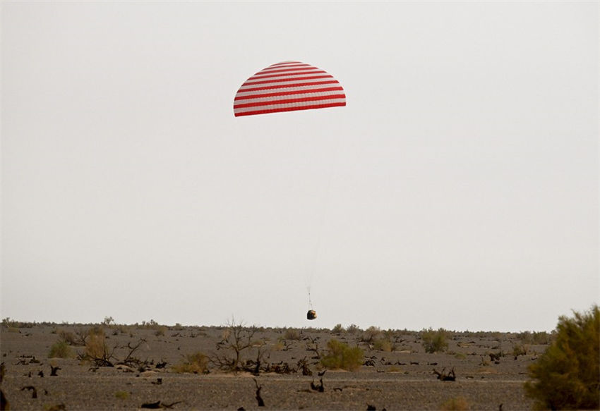 Astronautas da Shenzhou-15 da China retornam em segurança