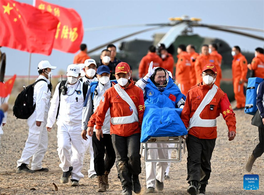 Astronautas da Shenzhou-15 da China retornam em segurança