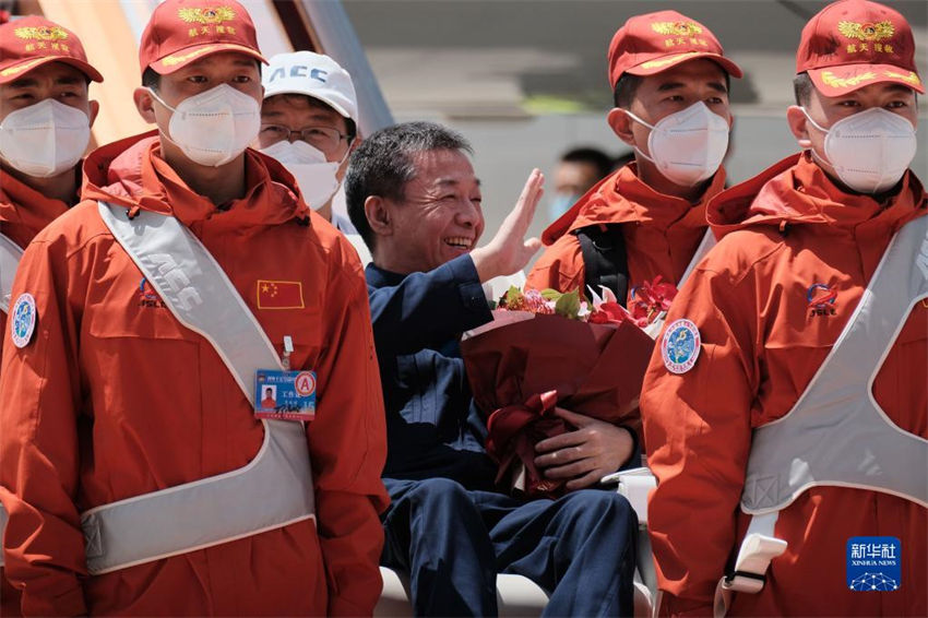 Astronautas da Shenzhou-15 chegam a Beijing