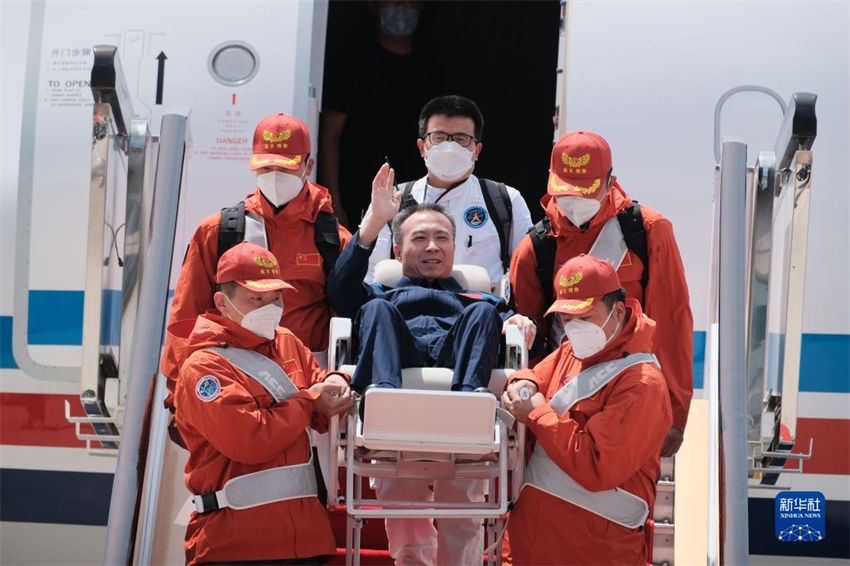 Astronautas da Shenzhou-15 chegam a Beijing