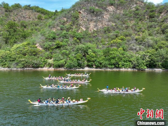 Corridas de barcos-dragão têm início nas proximidades da Grande Muralha em Beijing