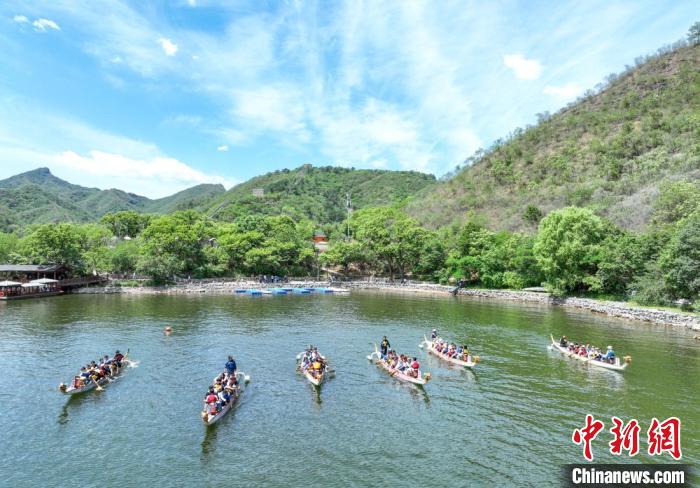 Corridas de barcos-dragão têm início nas proximidades da Grande Muralha em Beijing