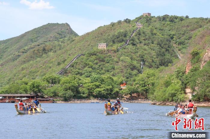 Corridas de barcos-dragão têm início nas proximidades da Grande Muralha em Beijing