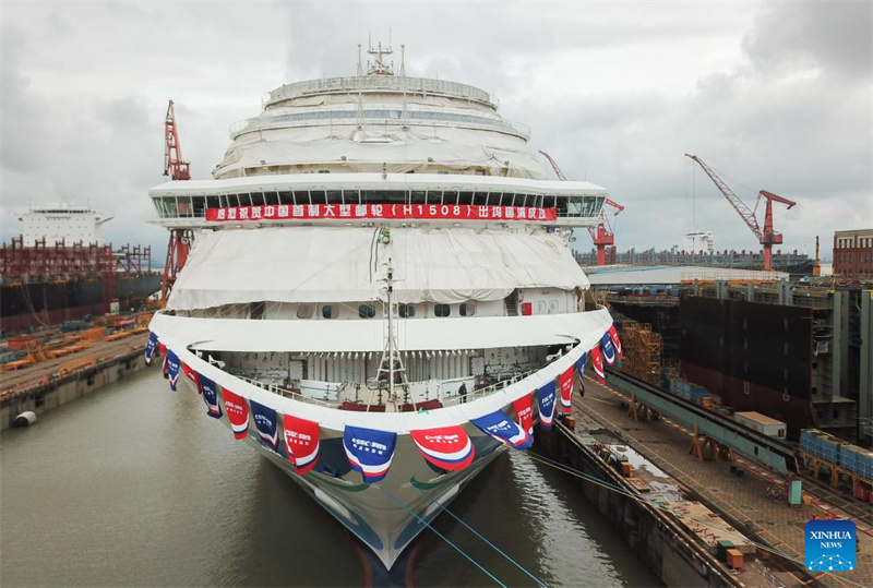 Primeiro navio de cruzeiro de origem chinesa desatraca em Shanghai