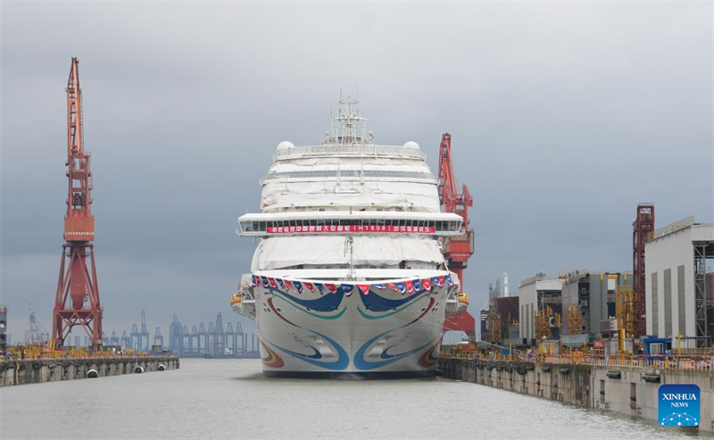 Primeiro navio de cruzeiro de origem chinesa desatraca em Shanghai