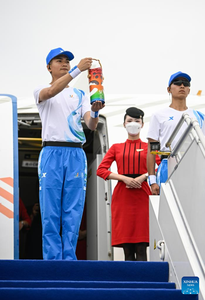 Chama da Universíade de Verão de Chengdu é transferida para Beijing antes do revezamento da tocha