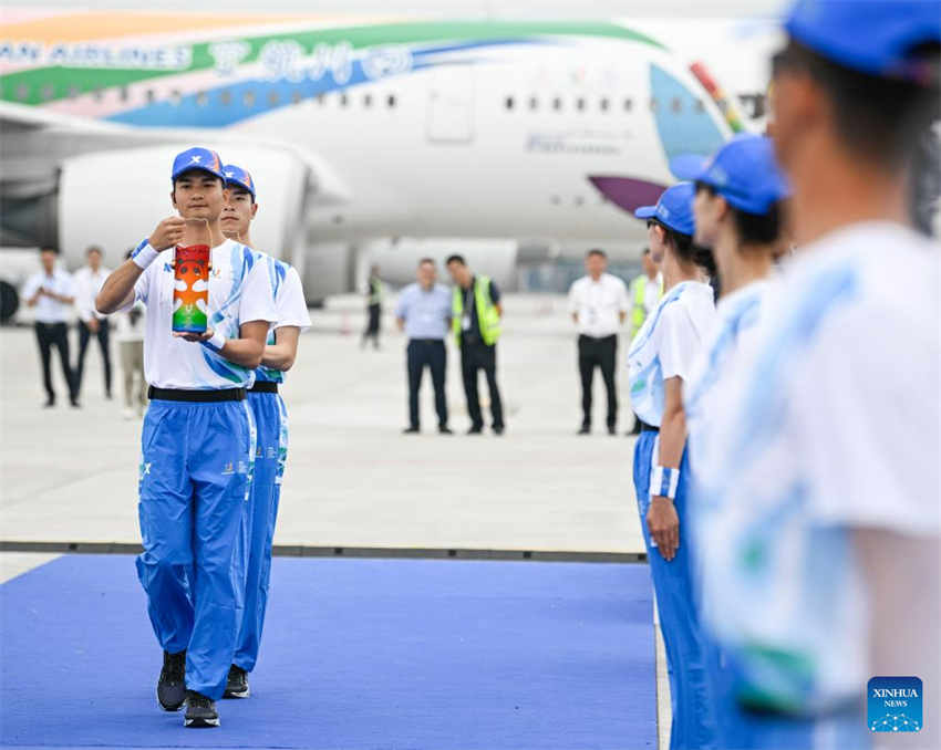 Chama da Universíade de Verão de Chengdu é transferida para Beijing antes do revezamento da tocha