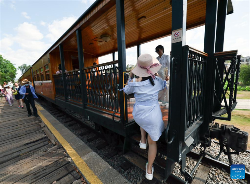 Yunnan: linha ferroviária turística atrai visitantes em Honghe