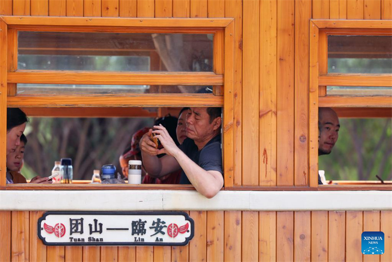 Yunnan: linha ferroviária turística atrai visitantes em Honghe