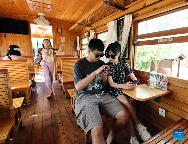 Yunnan: linha ferroviária turística atrai visitantes em Honghe