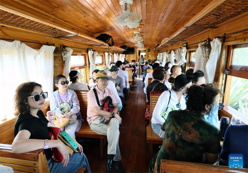 Yunnan: linha ferroviária turística atrai visitantes em Honghe