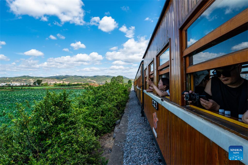 Yunnan: linha ferroviária turística atrai visitantes em Honghe