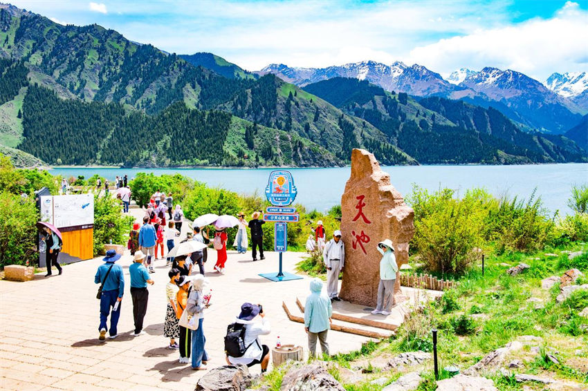 Galeria: pitoresca paisagem de verão no lago Tianchi atrai visitantes