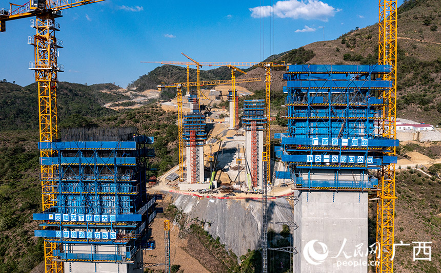 Guangxi: pilar principal da ponte Yachang prestes a ser concluído