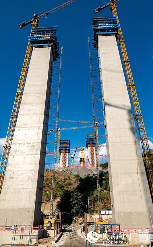 Guangxi: pilar principal da ponte Yachang prestes a ser concluído