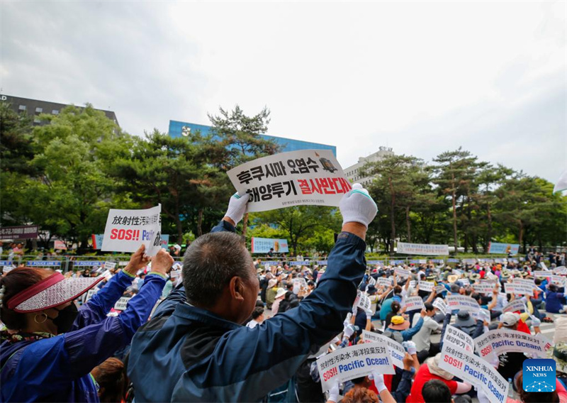 Pescadores sul-coreanos protestam contra descarga de águas residuais radioativas do Japão