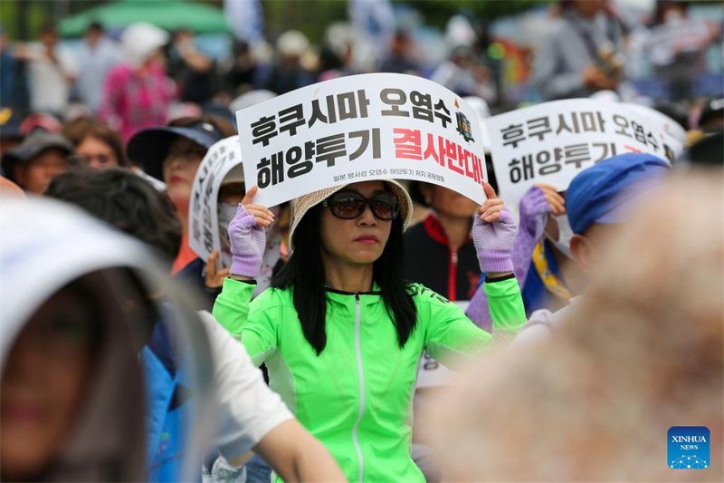 Pescadores sul-coreanos protestam contra descarga de águas residuais radioativas do Japão