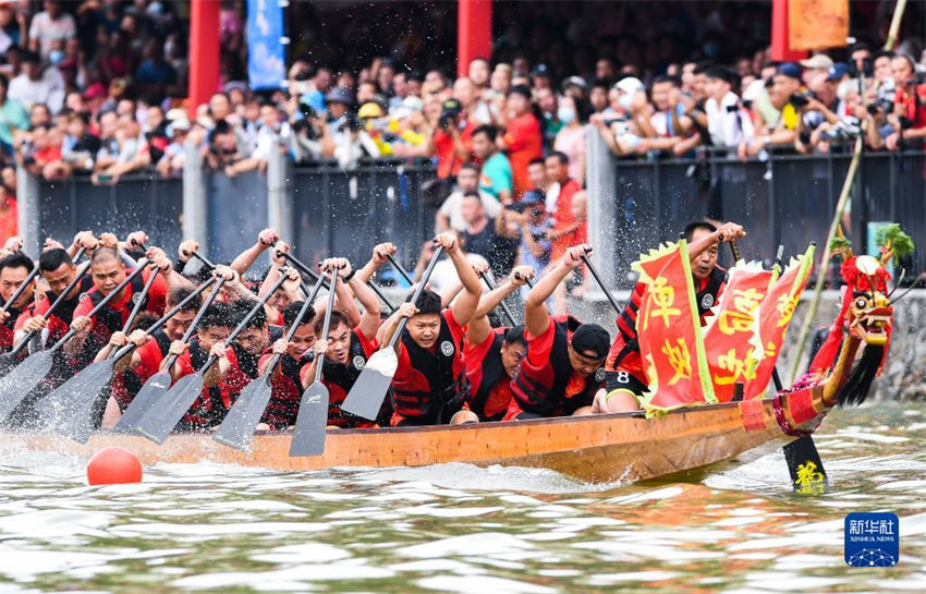 Competição de barco do dragão é realizada em Guangzhou para receber festival