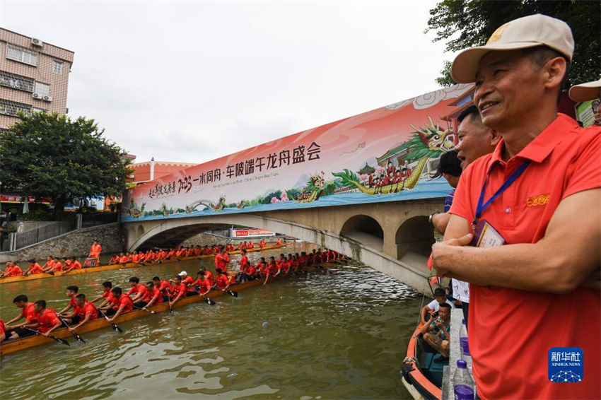 Competição de barco do dragão é realizada em Guangzhou para receber festival