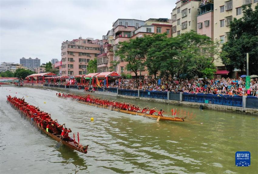 Competição de barco do dragão é realizada em Guangzhou para receber festival