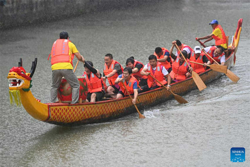 Residentes em Zhejiang celebram o próximo Festival do Barco do Dragão