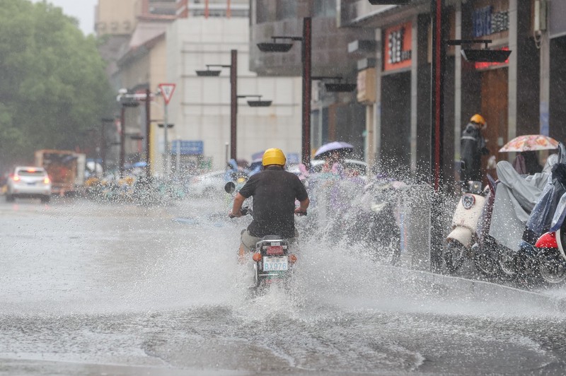 China renova alerta azul para tempestades