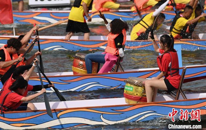 Competição de Barco-Dragão é realizada em Fuzhou, leste da China