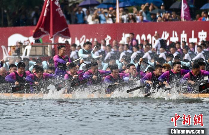 Competição de Barco-Dragão é realizada em Fuzhou, leste da China