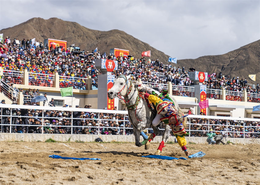 Evento de corrida de cavalos é realizado em Shigatse, Tibete