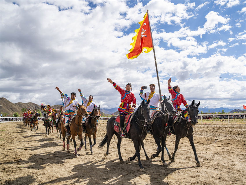 Evento de corrida de cavalos é realizado em Shigatse, Tibete