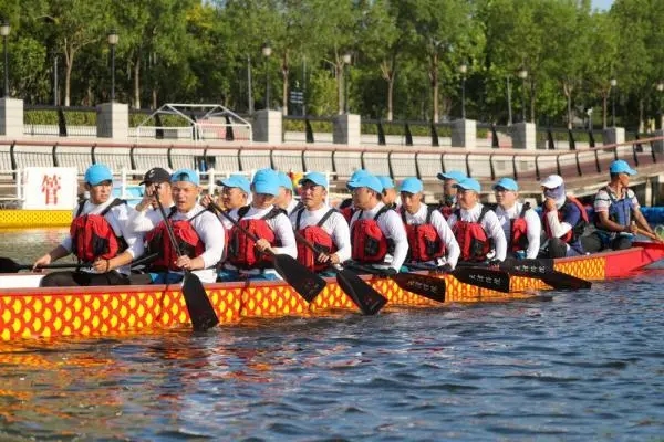 Competição de Barcos do Dragão é realizada no norte da China