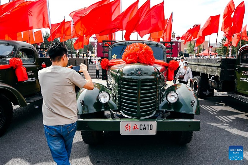 Caminhões Jiefang de diferentes gerações desfilam para celebrar 70º aniversário do Grupo FAW