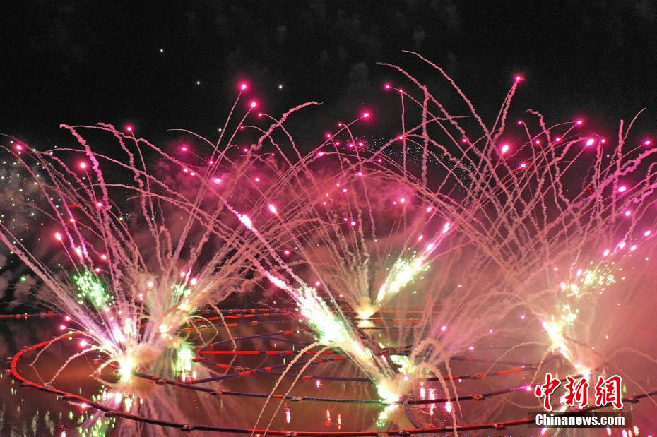 Cerca de 80 mil fogos de artifício iluminaram céu noturno de Jiangxi, leste da China