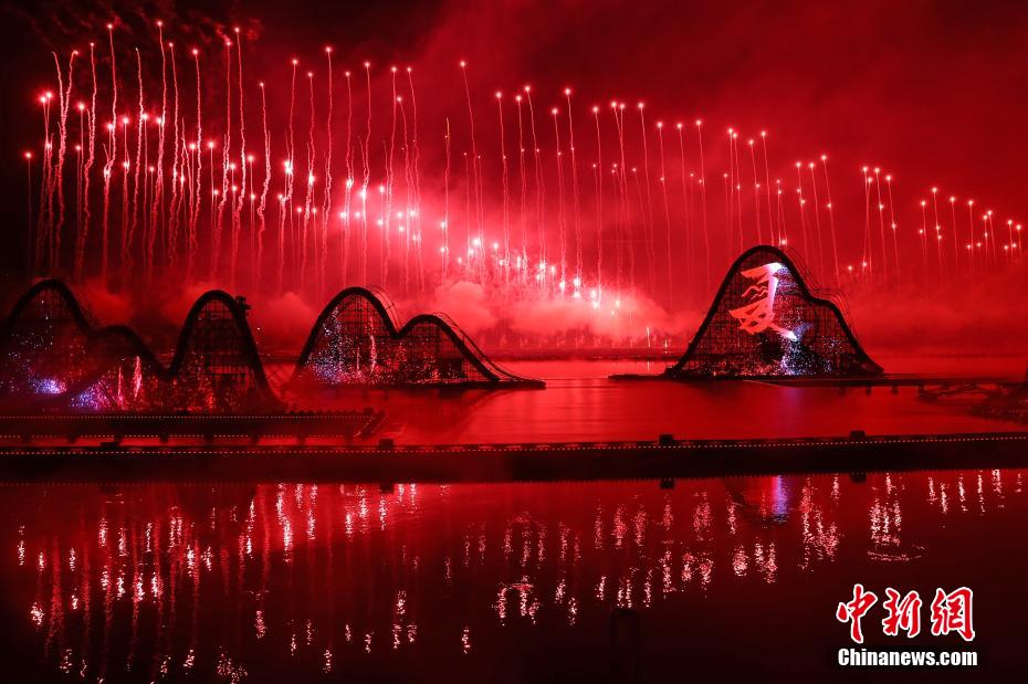 Cerca de 80 mil fogos de artifício iluminaram céu noturno de Jiangxi, leste da China