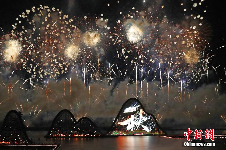 Cerca de 80 mil fogos de artifício iluminaram céu noturno de Jiangxi, leste da China