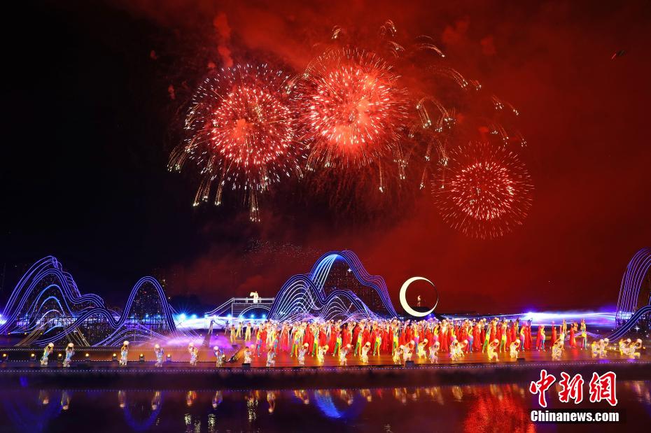 Cerca de 80 mil fogos de artifício iluminaram céu noturno de Jiangxi, leste da China