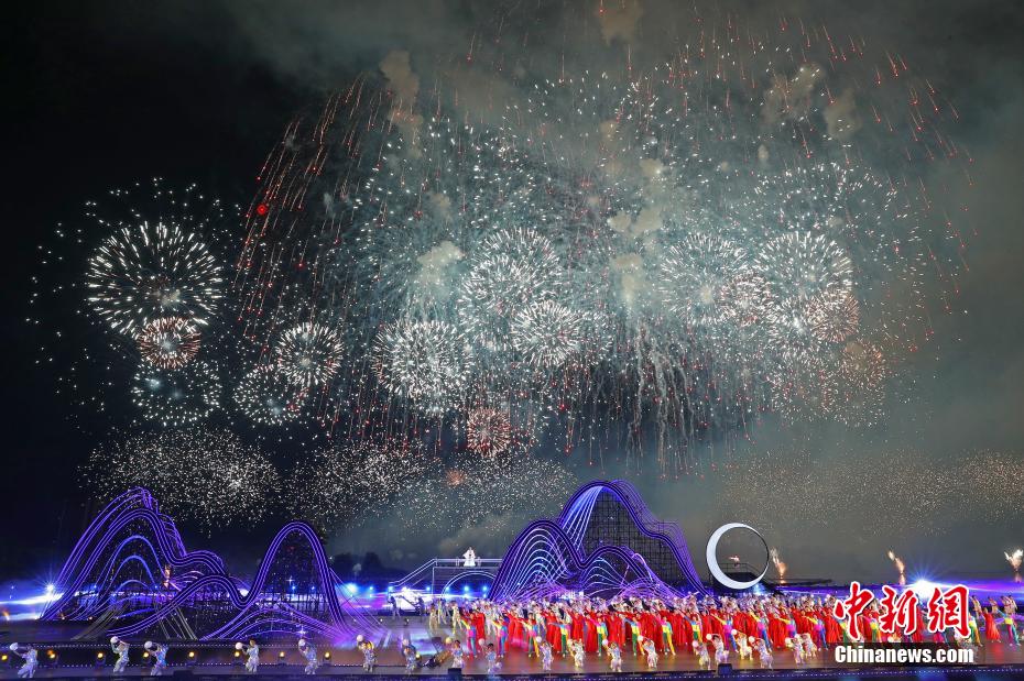 Cerca de 80 mil fogos de artifício iluminaram céu noturno de Jiangxi, leste da China