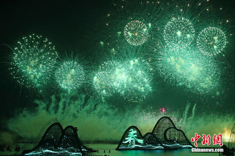 Cerca de 80 mil fogos de artifício iluminaram céu noturno de Jiangxi, leste da China