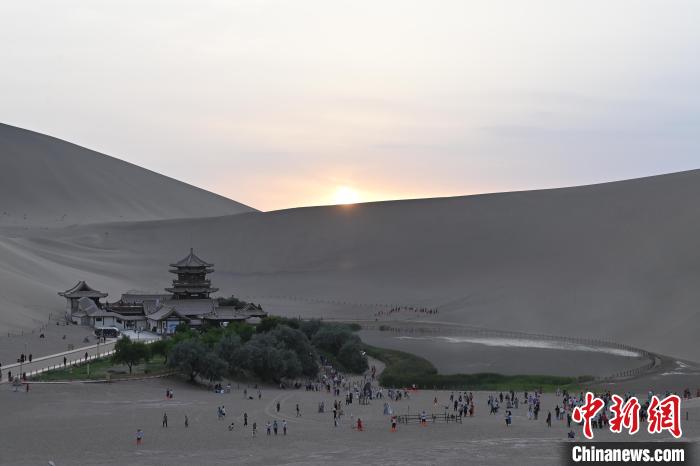 Excursões tornam-se populares no deserto de Dunhuang, noroeste da China