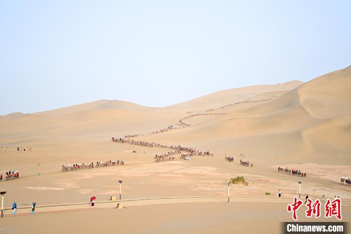 Excursões tornam-se populares no deserto de Dunhuang, noroeste da China