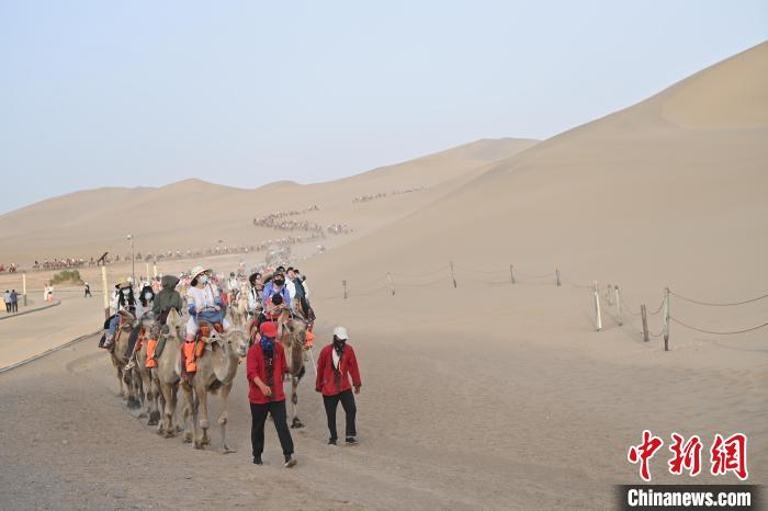 Excursões tornam-se populares no deserto de Dunhuang, noroeste da China