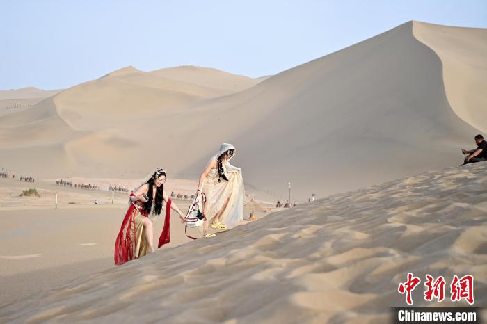 Excursões tornam-se populares no deserto de Dunhuang, noroeste da China