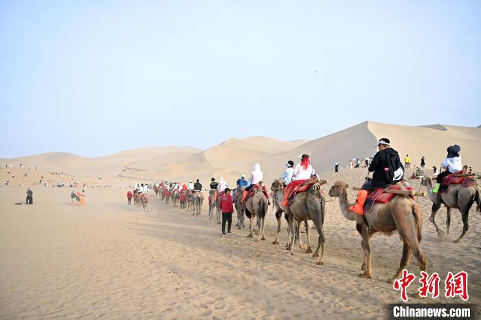 Excursões tornam-se populares no deserto de Dunhuang, noroeste da China